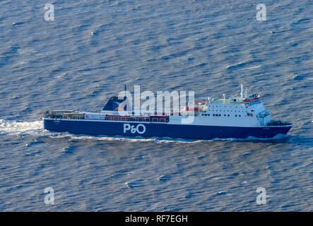 P & O Isola di Man con il traghetto, Seatruck Power, lasciando Liverpool sul fiume Mersey, North West England, Regno Unito Foto Stock