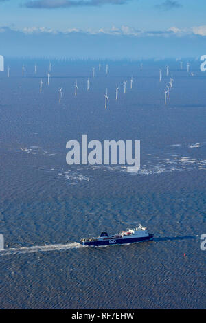 P & O Isola di Man con il traghetto, Seatruck Power, lasciando Liverpool sul fiume Mersey, North West England, Regno Unito passando Burbo Bank Offshore Wind Farm Foto Stock