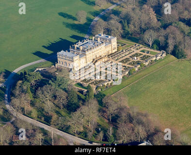 Una veduta aerea di Harewood House, tra Harrogate e Leeds, West Yorkshire, nell'Inghilterra del Nord, Regno Unito Foto Stock