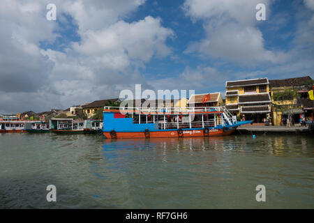 Barche legato lungo il Gio Ban fiume nella città antica sezione di Hoi An, Vietnam. Foto Stock