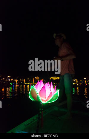 Deriva di barche lungo la piacevole Thu Bon river come la notte è illuminata da lanterne in Hoi An, Vietnam. Foto Stock