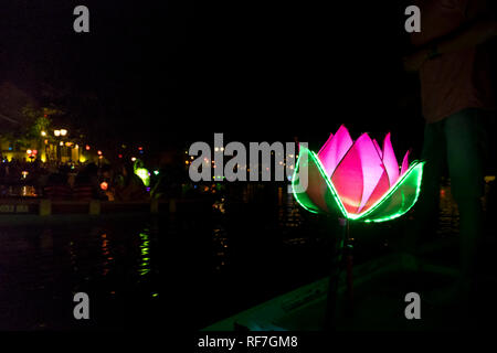 Deriva di barche lungo la piacevole Thu Bon river come la notte è illuminata da lanterne in Hoi An, Vietnam. Foto Stock