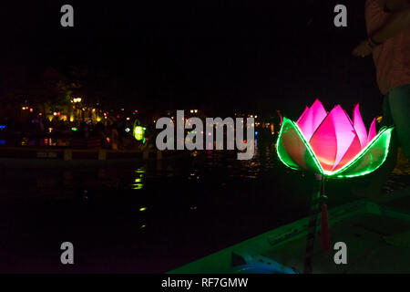 Deriva di barche lungo la piacevole Thu Bon river come la notte è illuminata da lanterne in Hoi An, Vietnam. Foto Stock