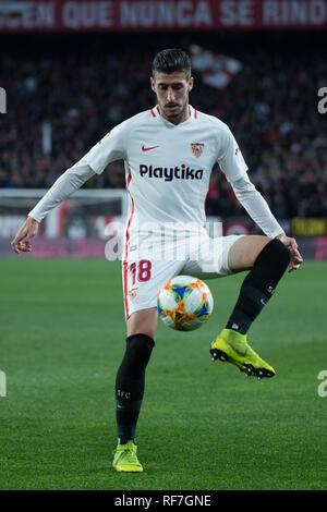 Sevilla, Spagna. 23 gen 2019. Escudero di Sevilla FC la sfera durante la Copa del Rey match tra Sevilla FC v FC Barcellona al Ramon Sanchez Pizjuan Stadium il 23 gennaio 2019 in Sevilla, Spagna Credito: Javier Montaño Pacifico/press/Alamy Live News Foto Stock