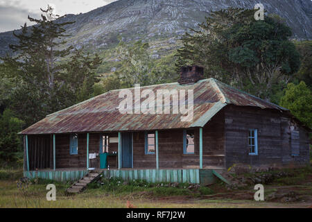 Mount Mulanje, un gigantesco massiccio in quartiere meridionale, Malawi, è il monte più alto in Sud Africa centrale ed è costituito da una rete di sentieri escursionistici Foto Stock