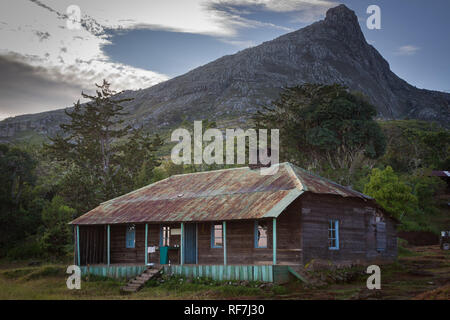 Mount Mulanje, un gigantesco massiccio in quartiere meridionale, Malawi, è il monte più alto in Sud Africa centrale ed è costituito da una rete di sentieri escursionistici Foto Stock