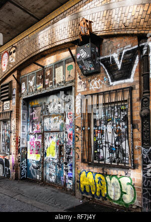 Berlino, Mitte, uccello casella di nesting tra la street art e graffiti su mattone elevata viadotto ferroviario in Dircksenstrasse Foto Stock