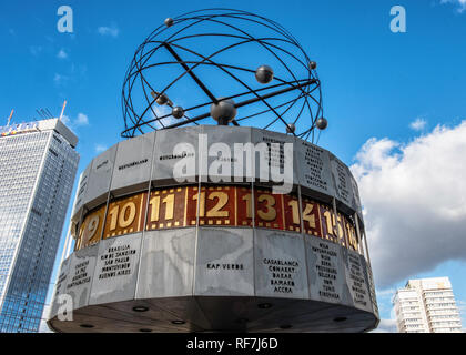 Il mondo di orologio o clock di Urania è grande la torretta in stile orologio mondiale a Alexanderplatz Mitte di Berlino. Esso mostra il tempo attuale di 148 città del mondo Foto Stock