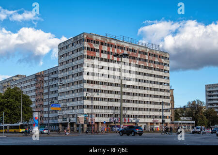 Berlino, Mitte. La casa di statistiche. Grande edificio complesso utilizzato dalla RDT per nazionali di amministrazione centrale per le statistiche - ora vuota Foto Stock