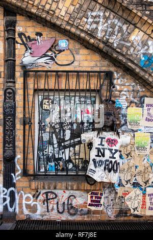 Berlino, Mitte, scultura di metallo fatta di metallo recuperato,street art e graffiti su mattone elevata viadotto ferroviario in Dircksenstrasse Foto Stock