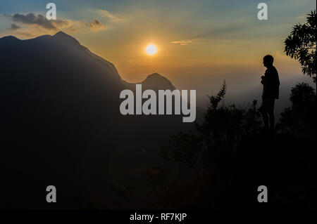 Mount Mulanje, un gigantesco massiccio in quartiere meridionale, Malawi, è il monte più alto in Sud Africa centrale ed è costituito da una rete di sentieri escursionistici Foto Stock