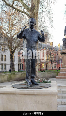 Nelson Mandela statua in piazza del parlamento di Westminster UK Foto Stock