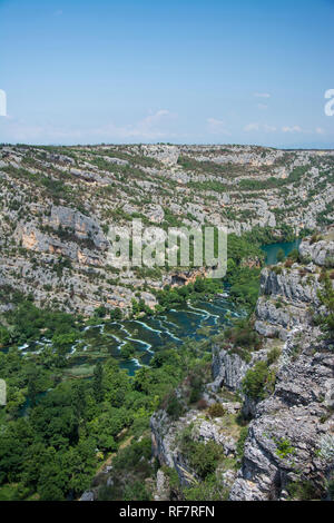 Il parco nazionale croato Krka esistente di un 45-chilometro-lungo il segmento del fiume del fiume Krka tra Knin e Skradin., Der kroatische Nationalpark Krka essere Foto Stock