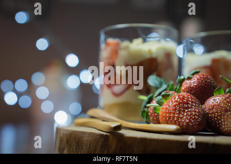 Chiudi immagine di Magnolia dessert. Servite sul piatto di legno con strawberriesand cucchiai di legno. Foto Stock