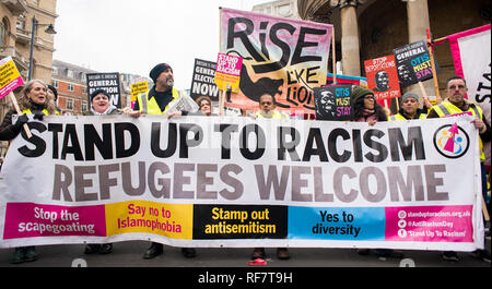 I manifestanti dei partiti anti-Tory, che hanno protestato contro l’austerità in Gran Bretagna, sono infranti- la manifestazione delle elezioni generali ora nel centro di Londra. Foto Stock