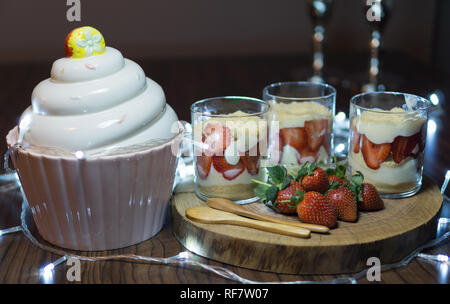 Magnolia dessert in CUPS. Decorate con la luce e la torta cup. Foto Stock