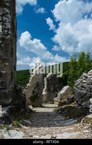Dvigrad è una rovina desolata cittadina nel comune di Kanfanar nella parte croata della penisola Istrien. , Dvigrad ist eine verlassene Ruinensta Foto Stock