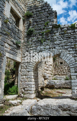 Dvigrad è una rovina desolata cittadina nel comune di Kanfanar nella parte croata della penisola Istrien. , Dvigrad ist eine verlassene Ruinensta Foto Stock