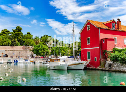 Barche e barche da pesca sul molo di Baia Fosa nella città termale di Zadar in Croazia. Foto Stock