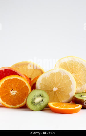 Strati di frutta a fette - kiwi, arance e pompelmi, close up Foto Stock