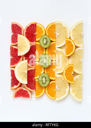 Creative modello squadrato di fettine di frutta - kiwi, arance e pompelmi, piatto stile laici Foto Stock