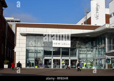 Nuovo look shop a Victoria Circus, Southend on Sea, Essex, Regno Unito. Centro commerciale Victoria. Acquirenti Foto Stock