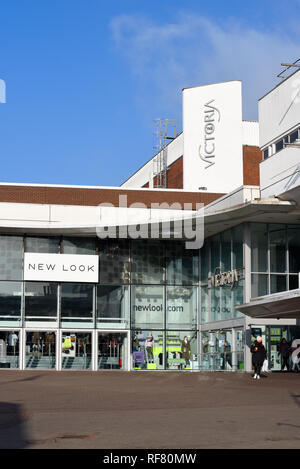 Nuovo look shop a Victoria Circus, Southend on Sea, Essex, Regno Unito. Centro commerciale Victoria. Acquirenti Foto Stock