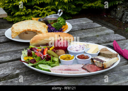 Plowman Pranzo con torta e patatine Foto Stock