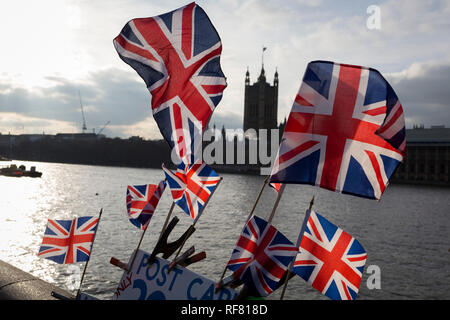 Flying britannica Union Jack flag e il Regno Unito le Case del Parlamento di fronte al fiume Tamigi, il 21 gennaio 2019, a Londra Inghilterra. Foto Stock