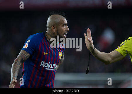 Sevilla, Spagna. 23 gen 2019. Vidal del FC Barcellona parla con l'arbitro durante la Copa del Rey match tra Sevilla FC v FC Barcellona al Ramon Sanchez Pizjuan Stadium il 23 gennaio 2019 in Sevilla, Spagna Credito: Javier Montaño Pacifico/press/Alamy Live News Foto Stock