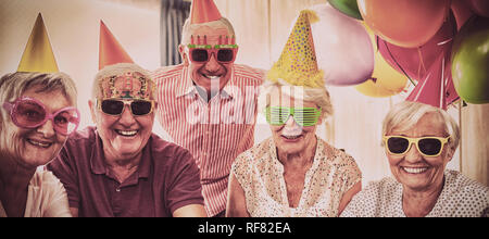 Gruppo di anziani per festeggiare un compleanno Foto Stock