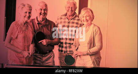 Seniors giocando a ping-pong Foto Stock