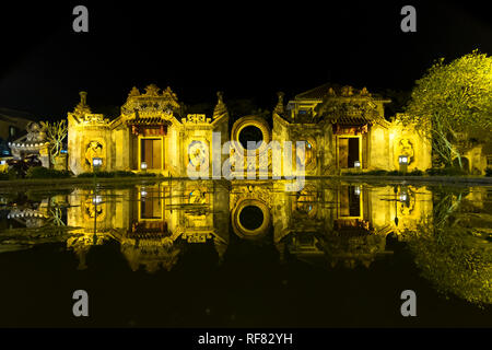 La splendida Tam Quan chua Ba Mu il tempio Cinese e stagno riflettente in Hoi An, Vietnam. Foto Stock