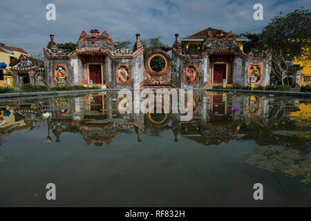 La splendida Tam Quan chua Ba Mu il tempio Cinese e stagno riflettente in Hoi An, Vietnam. Foto Stock