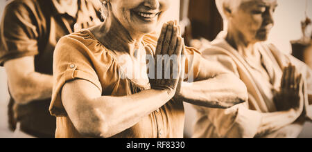 Gli anziani fare yoga Foto Stock