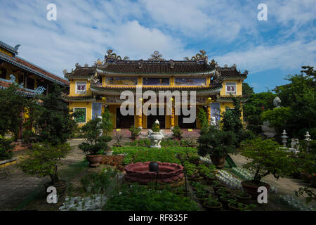 Il dipinto luminosamente tempio buddista, Phap Bao in Hoi An, Vietnam. Foto Stock