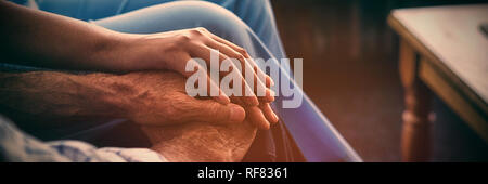 Immagine ritagliata del medico donna consolante uomo senior Foto Stock