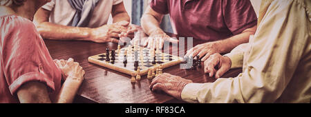 Gli anziani giocare a scacchi Foto Stock