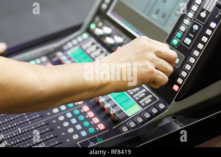 Ingegnere del suono lavora con mixer audio durante i concerti. Foto Stock