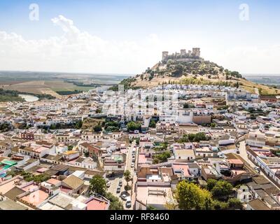 Drone immagine del Castello di Almodovar del Rio, Cordoba, Andalusia, Spagna Foto Stock