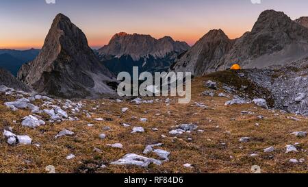 Vertice dell'Sonnenspitze e tenda con Zugspitze nel fondo alla luce della sera, Ehrwald, Außerfern, Tirolo, Austria Foto Stock