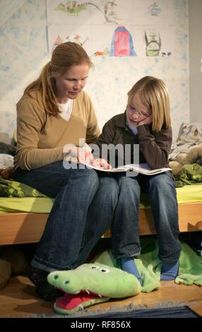 DEU, Germania: Madre sta aiutando il suo figlio con i compiti di scuola. Foto Stock