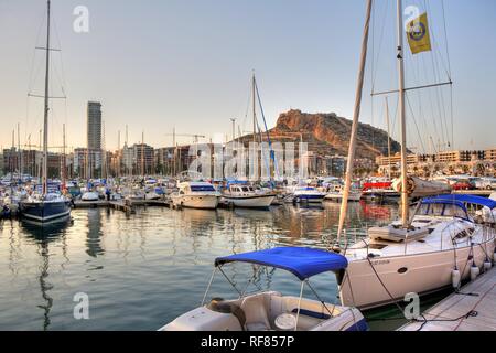 Spagna Alicante : vista sopra la porta al monte Benacantil Foto Stock