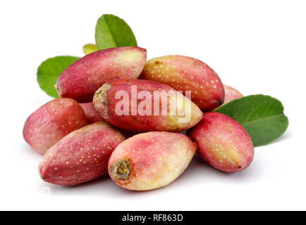 Materie rosa di pistacchi con foglie isolati su sfondo bianco Foto Stock