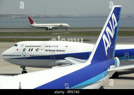 Piani di All Nippon Airways e Japan Airlines, l'Aeroporto di Haneda di Tokyo, Giappone Foto Stock