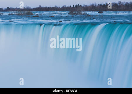 Rainbows alle Cascate del Niagara, Canada lato. Foto Stock