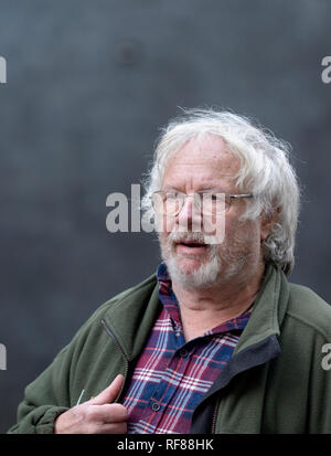 Bill Oddie offrendo una petizione al 10 di Downing Street, 19 dicembre 2018, con i membri della Lega contro la crudele Sport Foto Stock