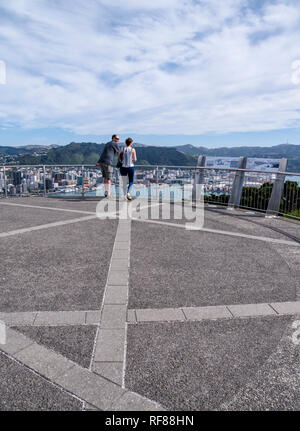 Vedute della capitale della Nuova Zelanda Wellington da Mt Victoria lookout, in una calda giornata d'autunno. Foto Stock