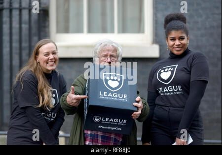 Bill Oddie e membri della Lega contro la crudele Sport offrendo una petizione al 10 di Downing Street, 19 Dicembre 2018 Foto Stock