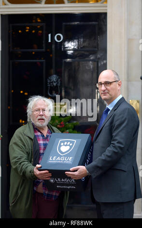 Bill Oddie, Andy Knott (Chief Executive Officer) e membri della Lega contro la crudele Sport offrendo una petizione al 10 di Downing Street, XIX Decem Foto Stock